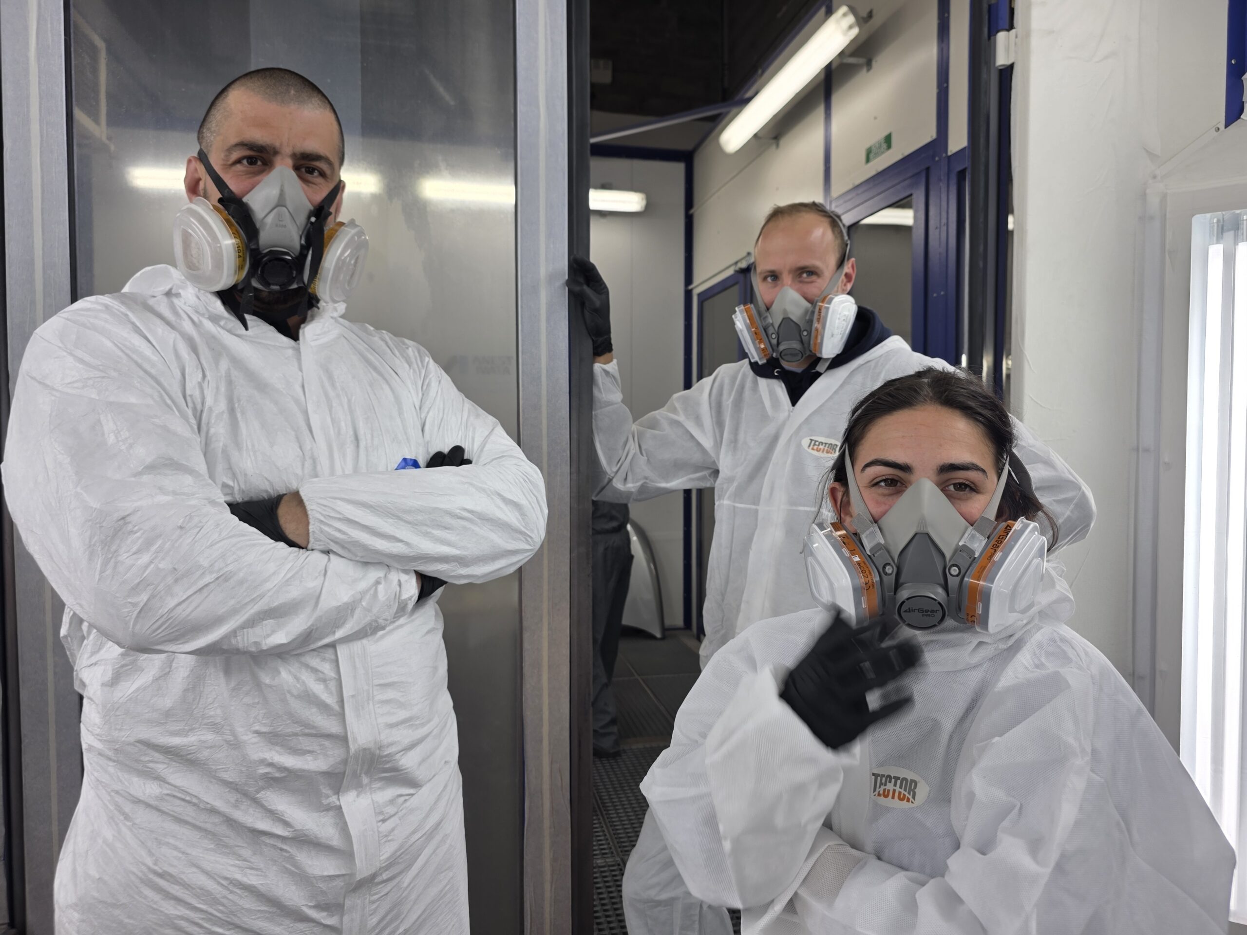 Stagiaires en combinaison et masque pour la pulvérisation
