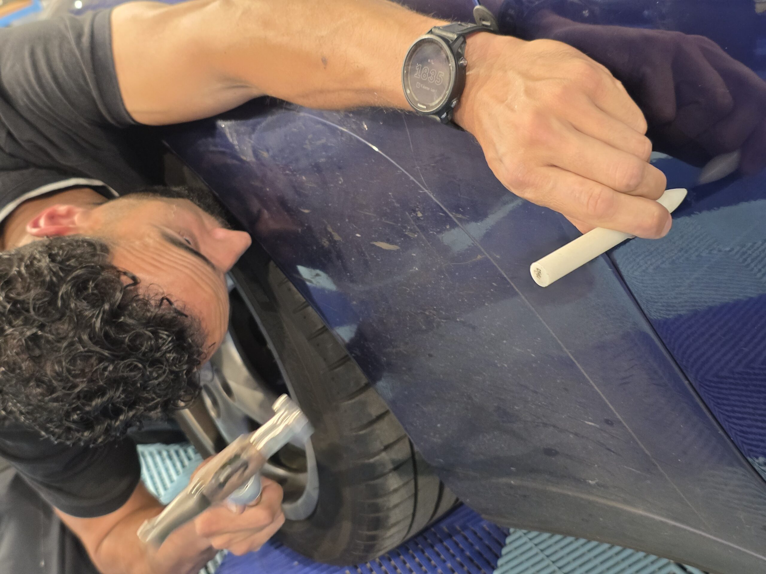 Stagiaire pratiquant le débosselage sans peinture