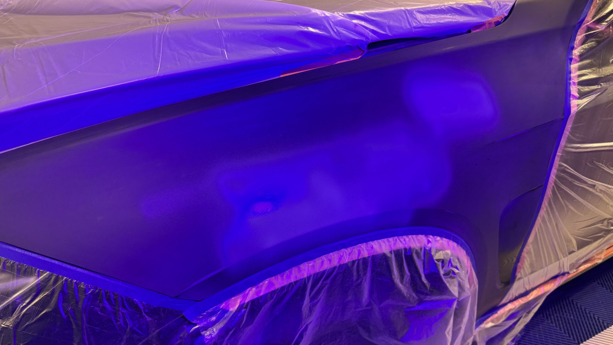 Élément de carrosserie sous lampe UV