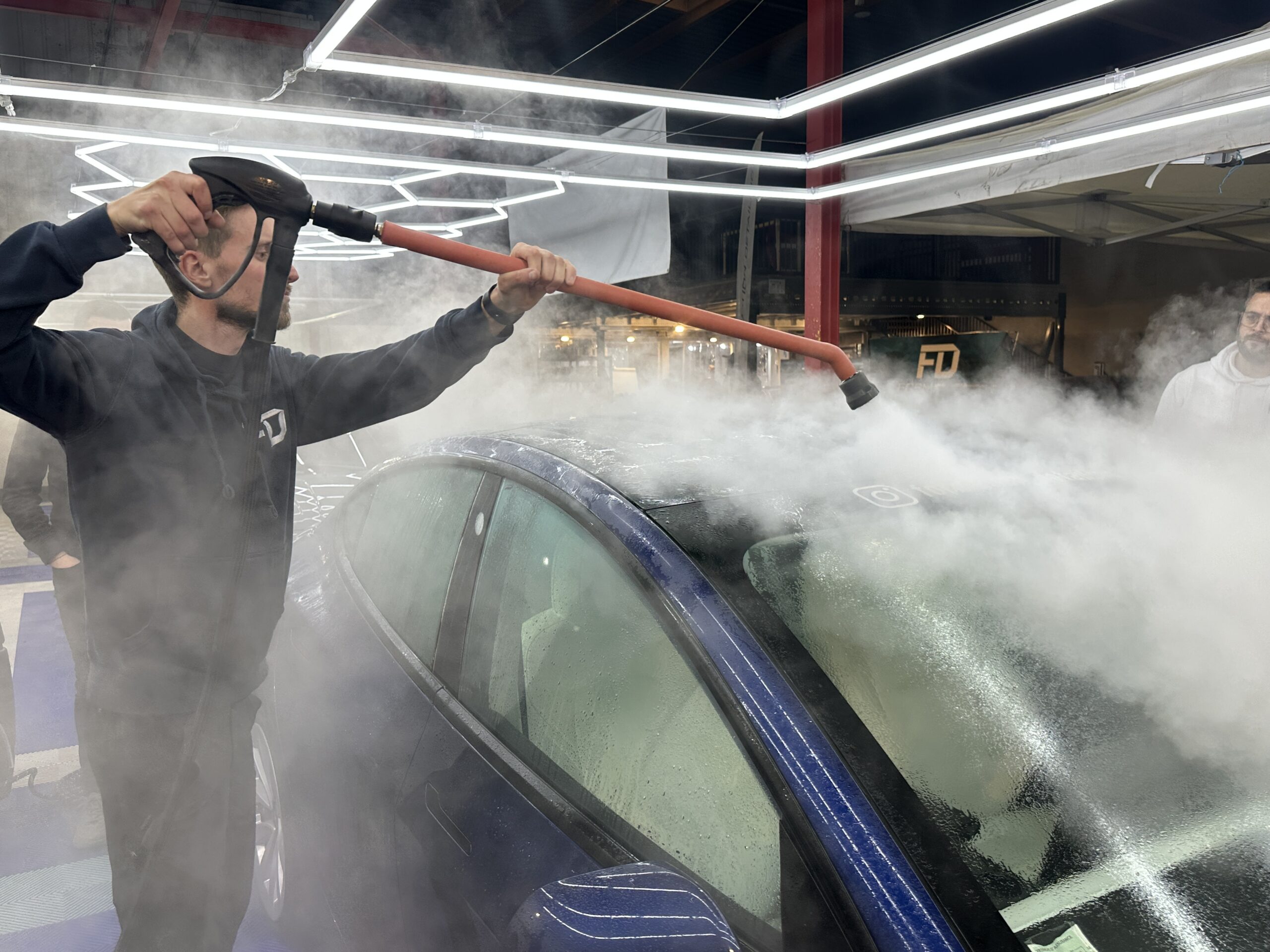 Nettoyage vapeur d&rsquo;une voiture : la méthode en images