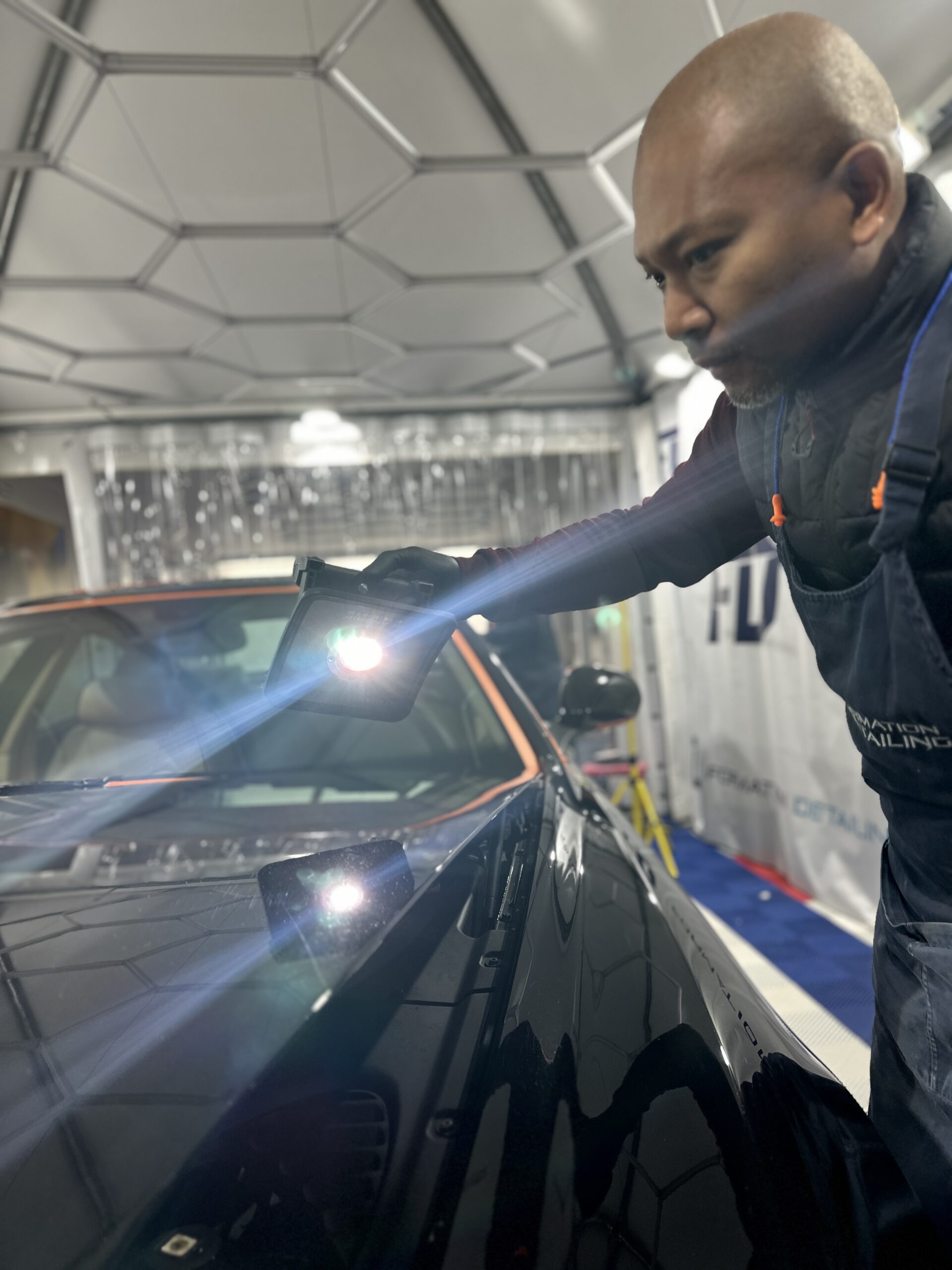 Inspecter une peinture à la lampe avant de la polir