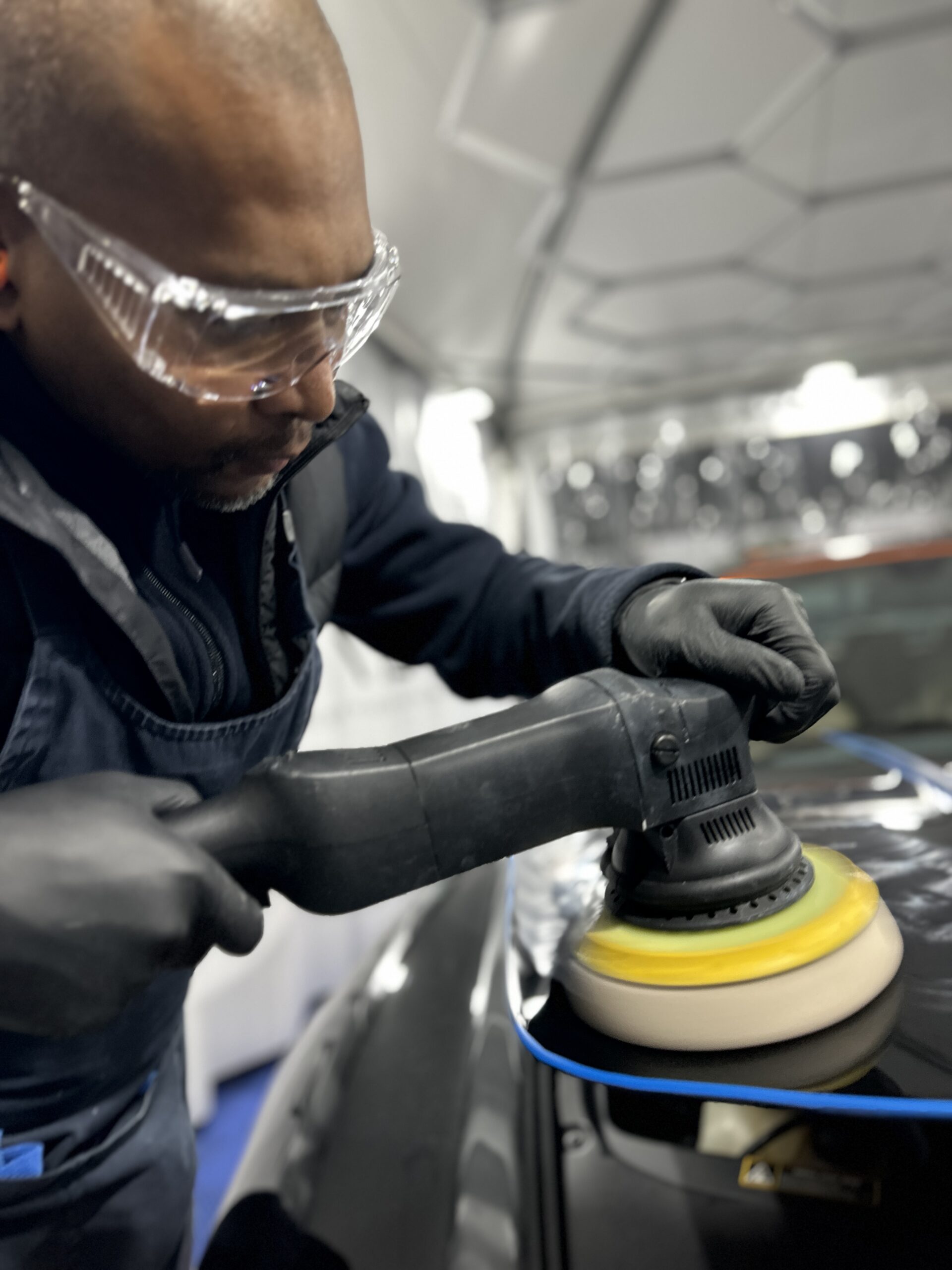 Stagiaire polissant une carrosserie