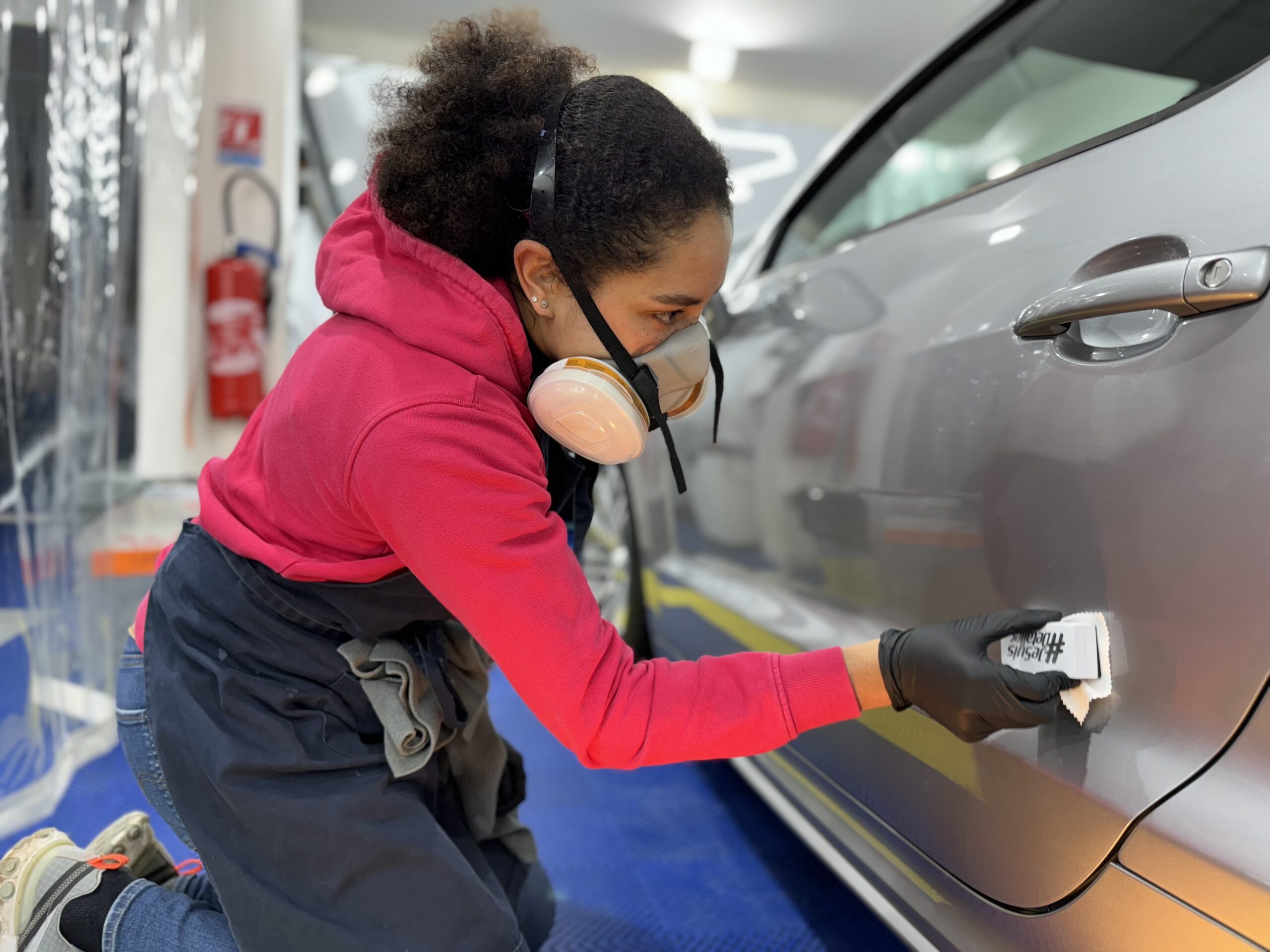 Stagiaire appliquant une céramique sur une portière