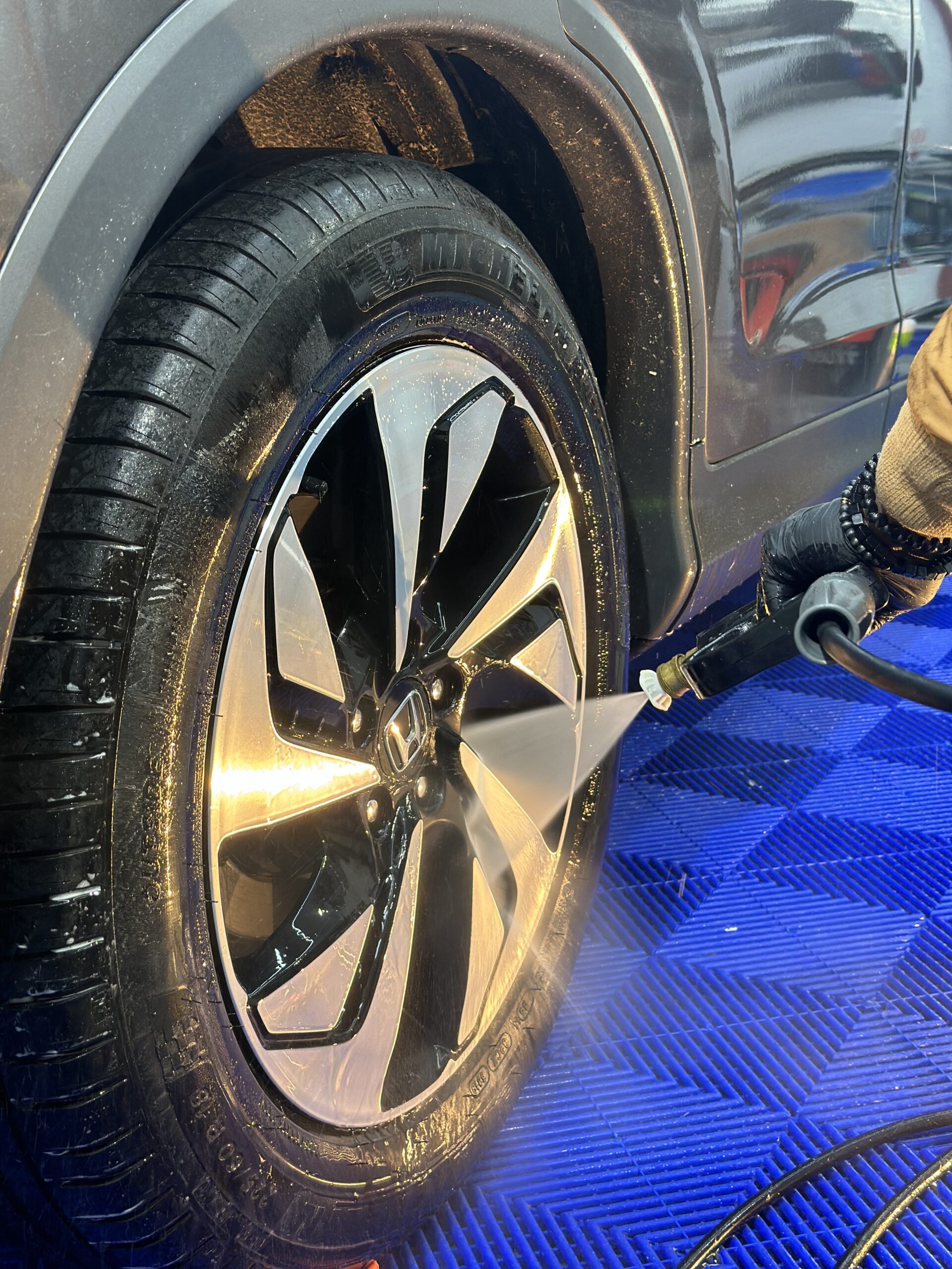 Lavage d'une jante au nettoyeur