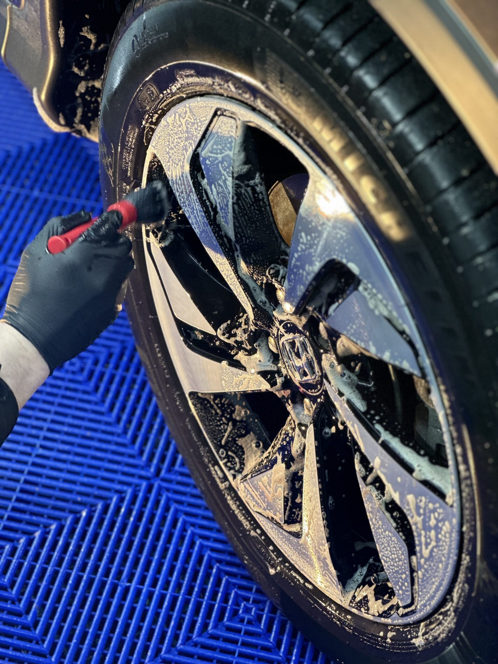 Nettoyage d'une jante à la brosse