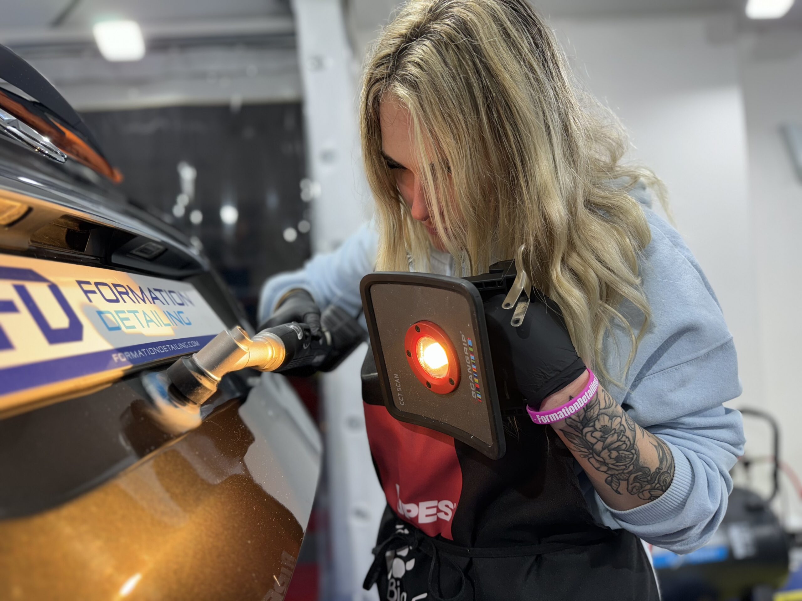 Contrôle d'une carrosserie à la lampe d'inspection