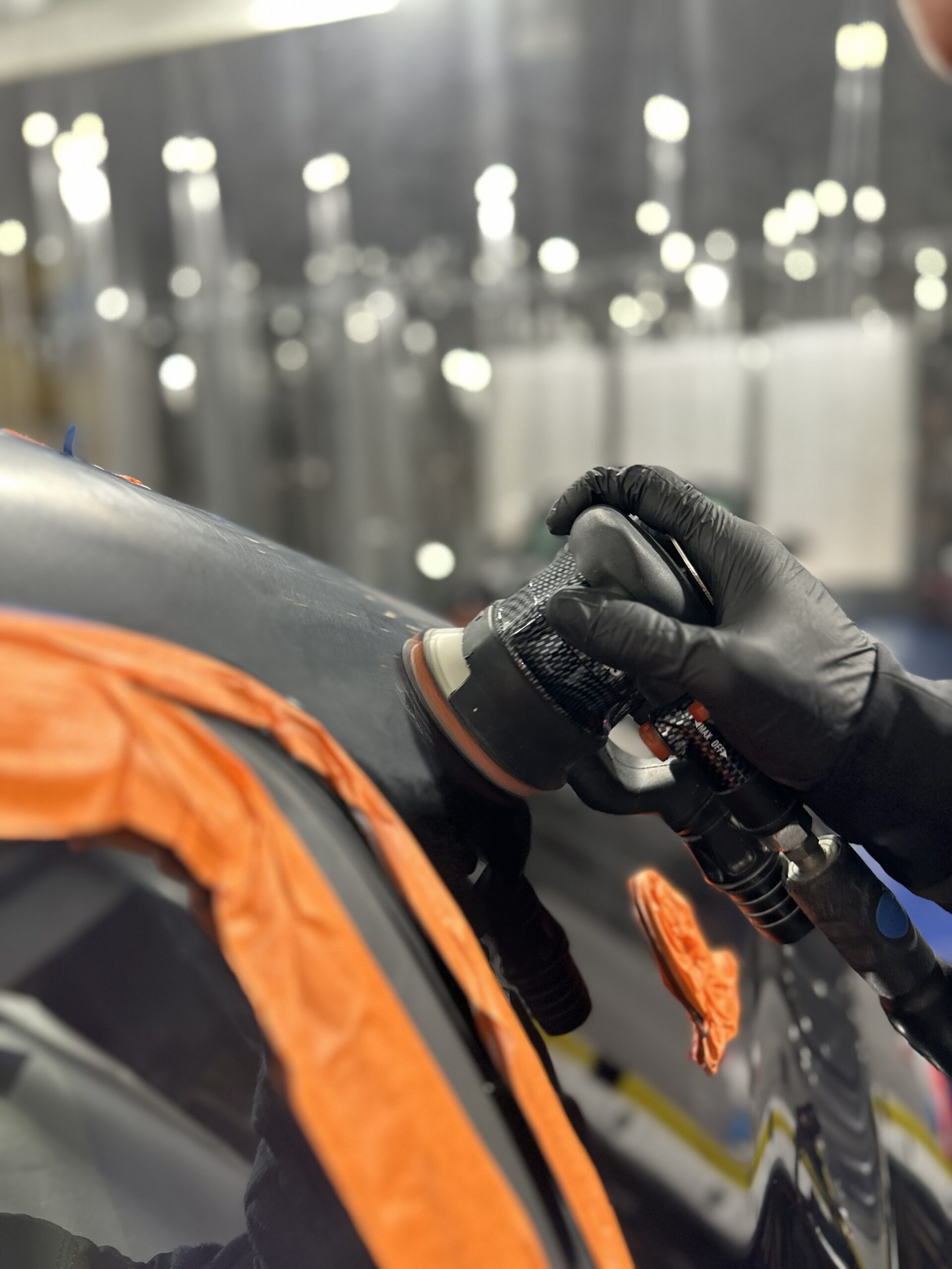 Polissage d'une carrosserie à la polisseuse orbitale