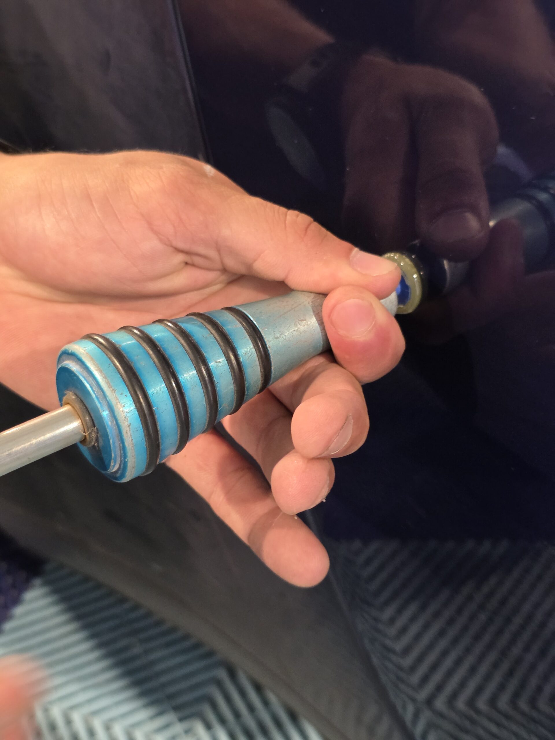 Débosselage sans peinture sur un élément de carrosserie
