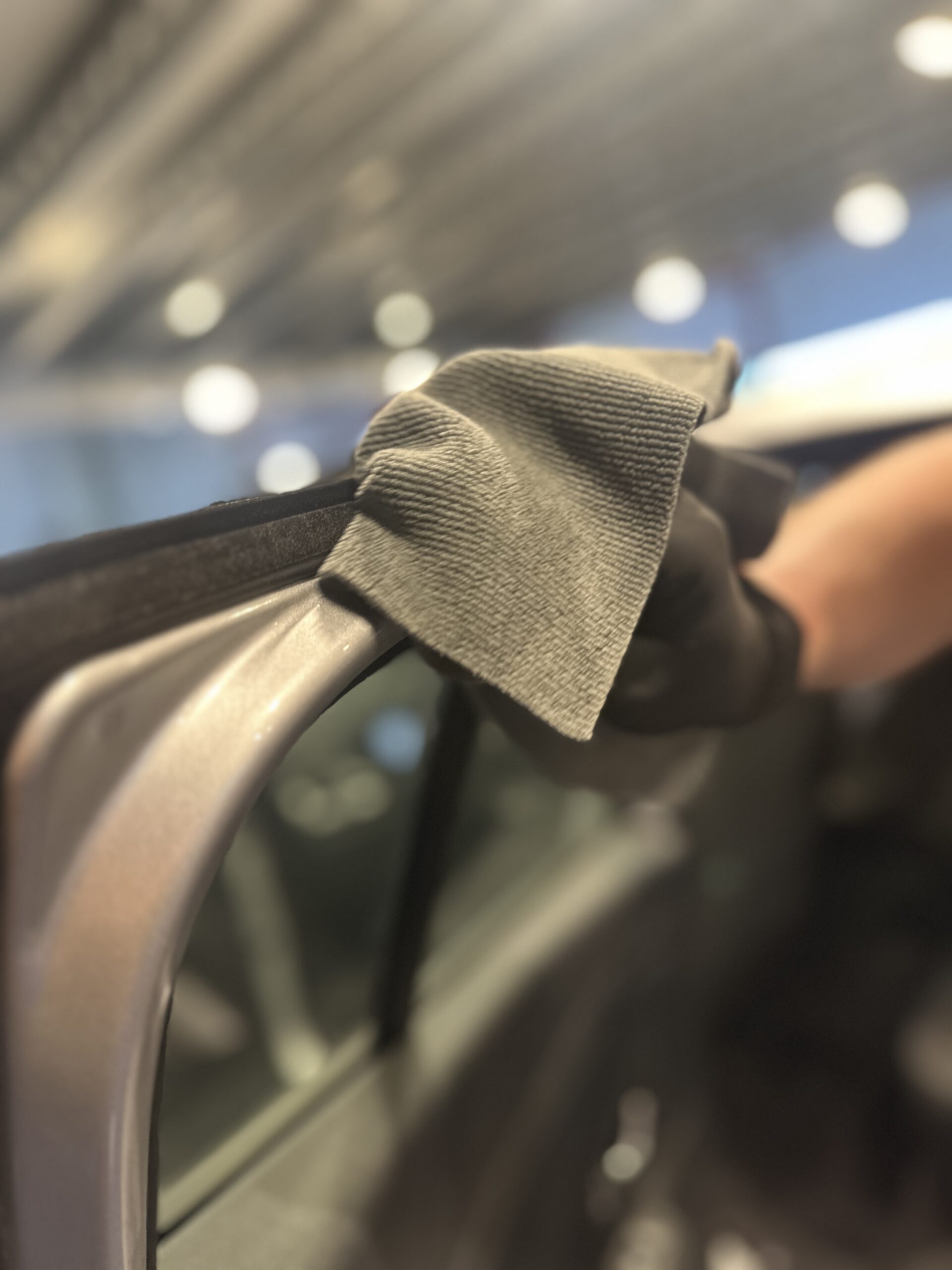 Essuyage d'un montant de porte à la microfibre