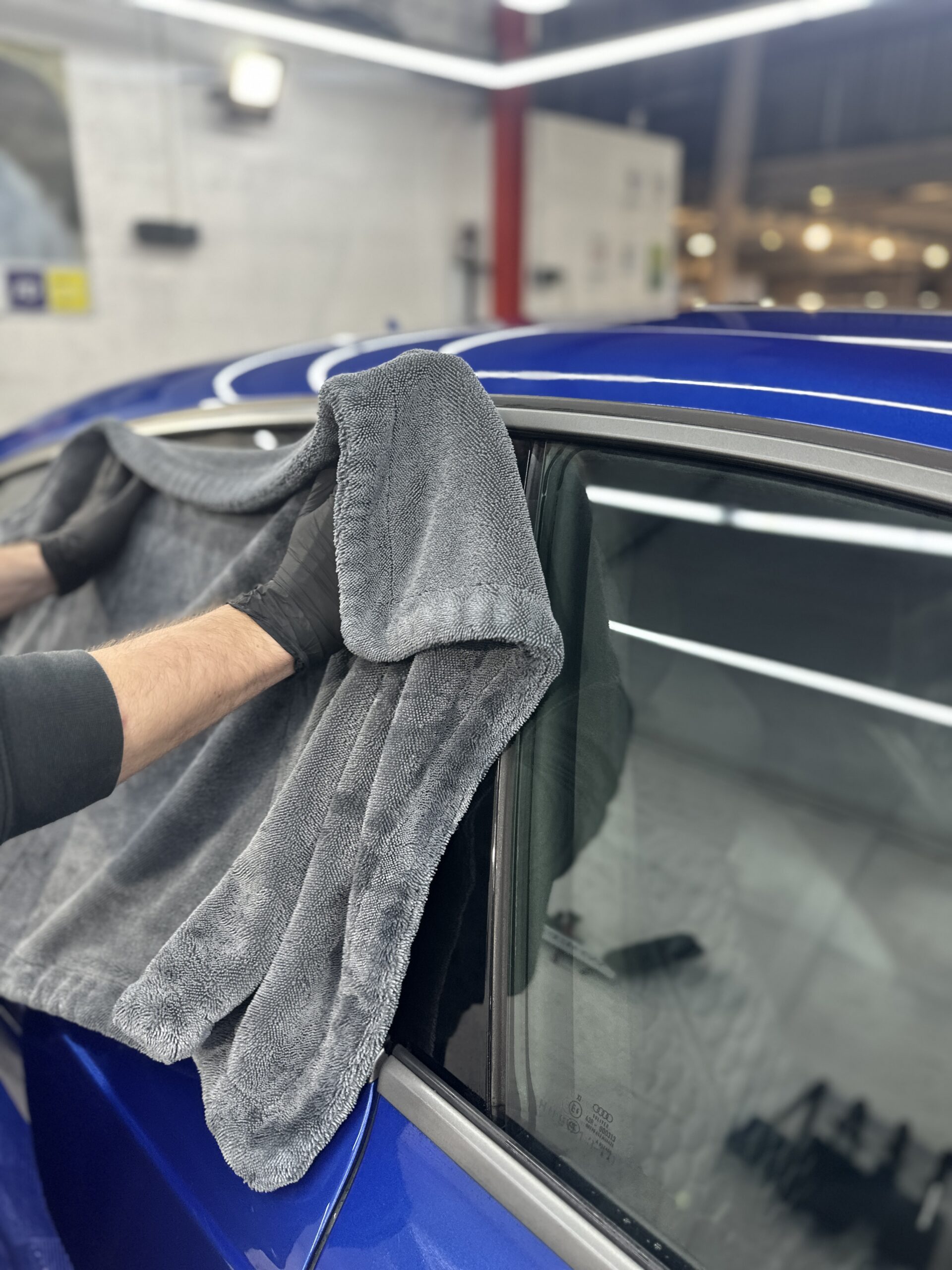 Essuyage d'une vitre à la microfibre