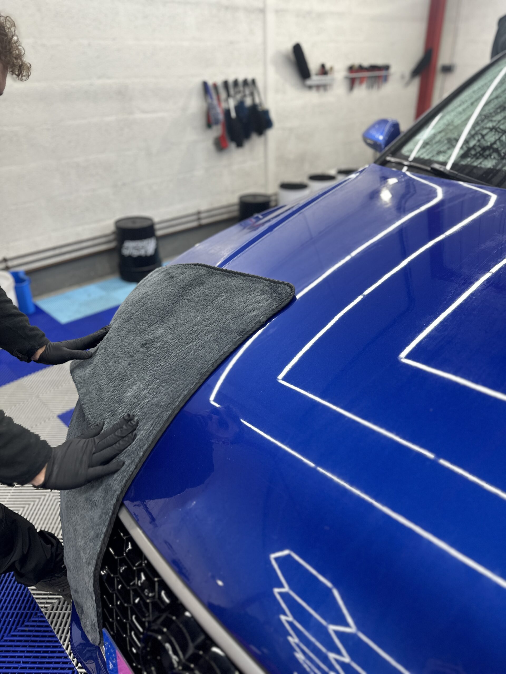 Sobriété hydrique : laver une voiture avec moins d&rsquo;eau, sans abîmer la peinture