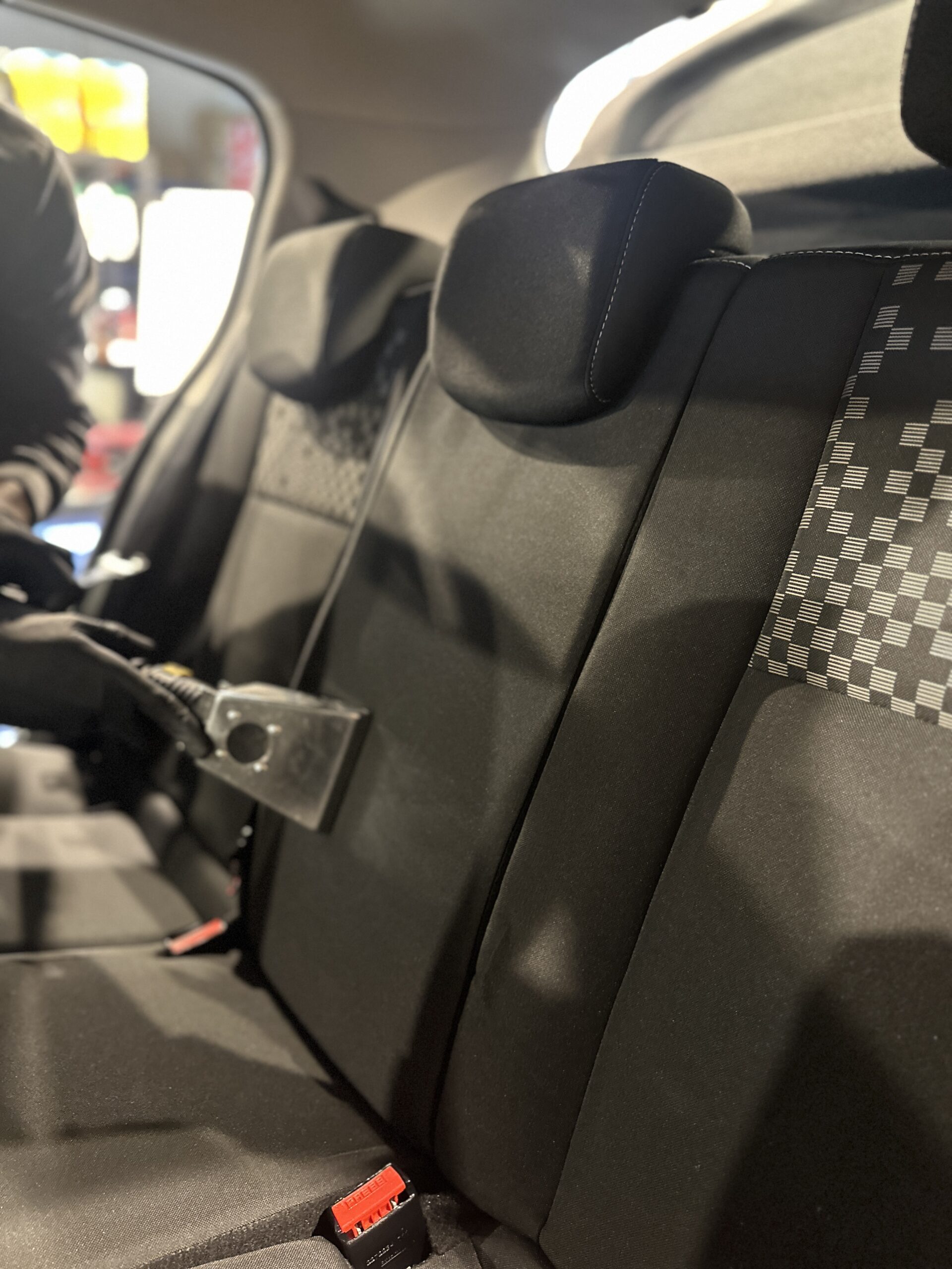 Nettoyage d'une banquette en cuir noir