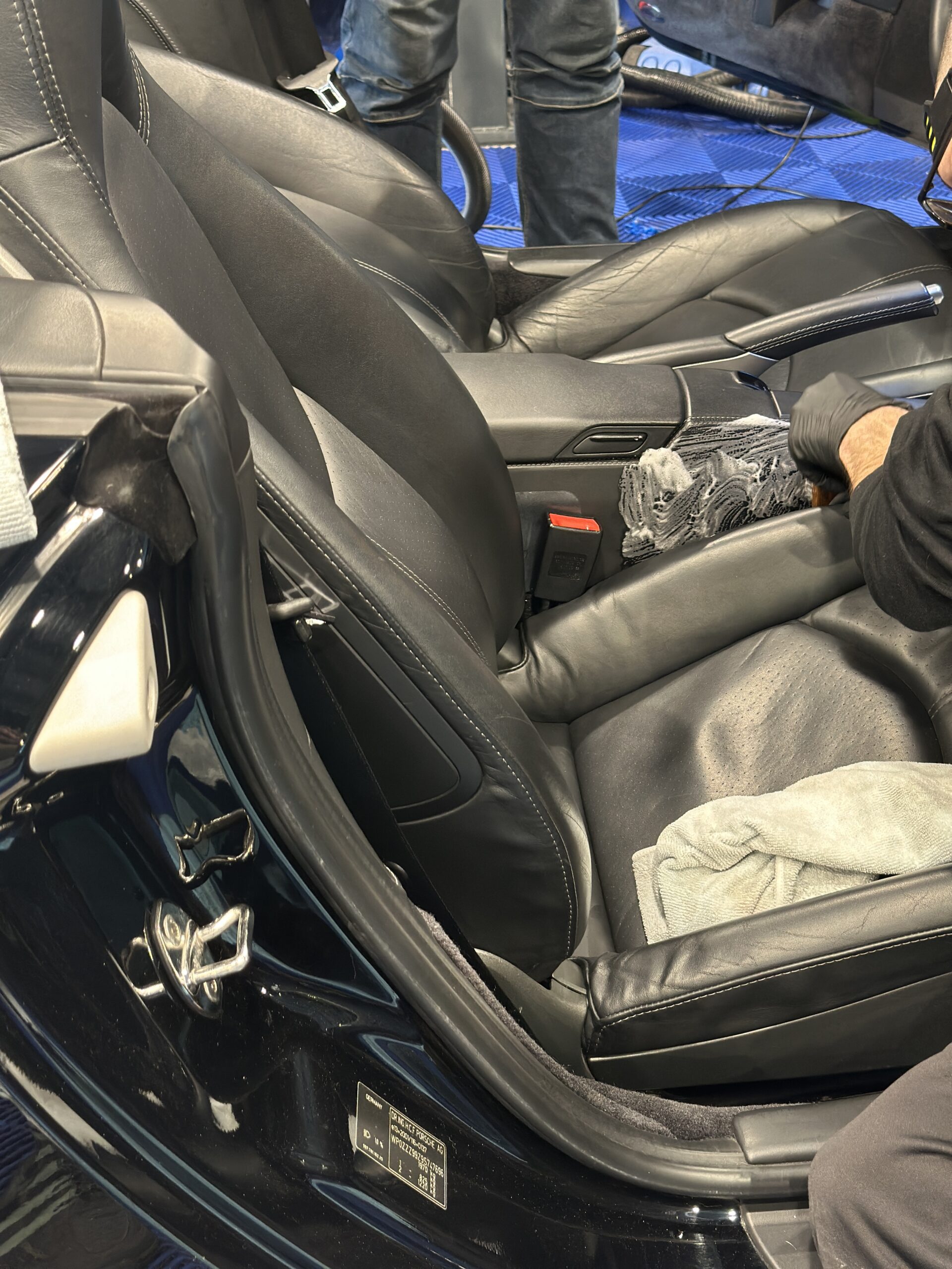 Nettoyage d'un siège en cuir noir