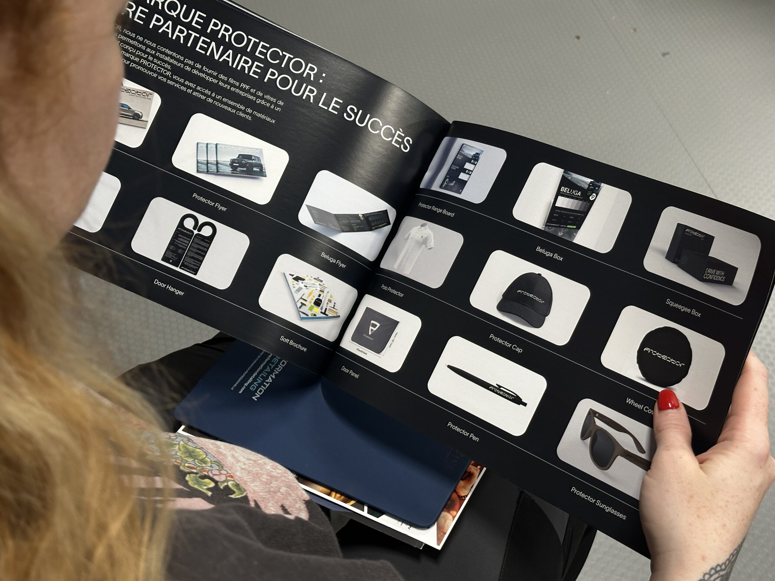 Présentation d'un catalogue de produits aux stagiaires