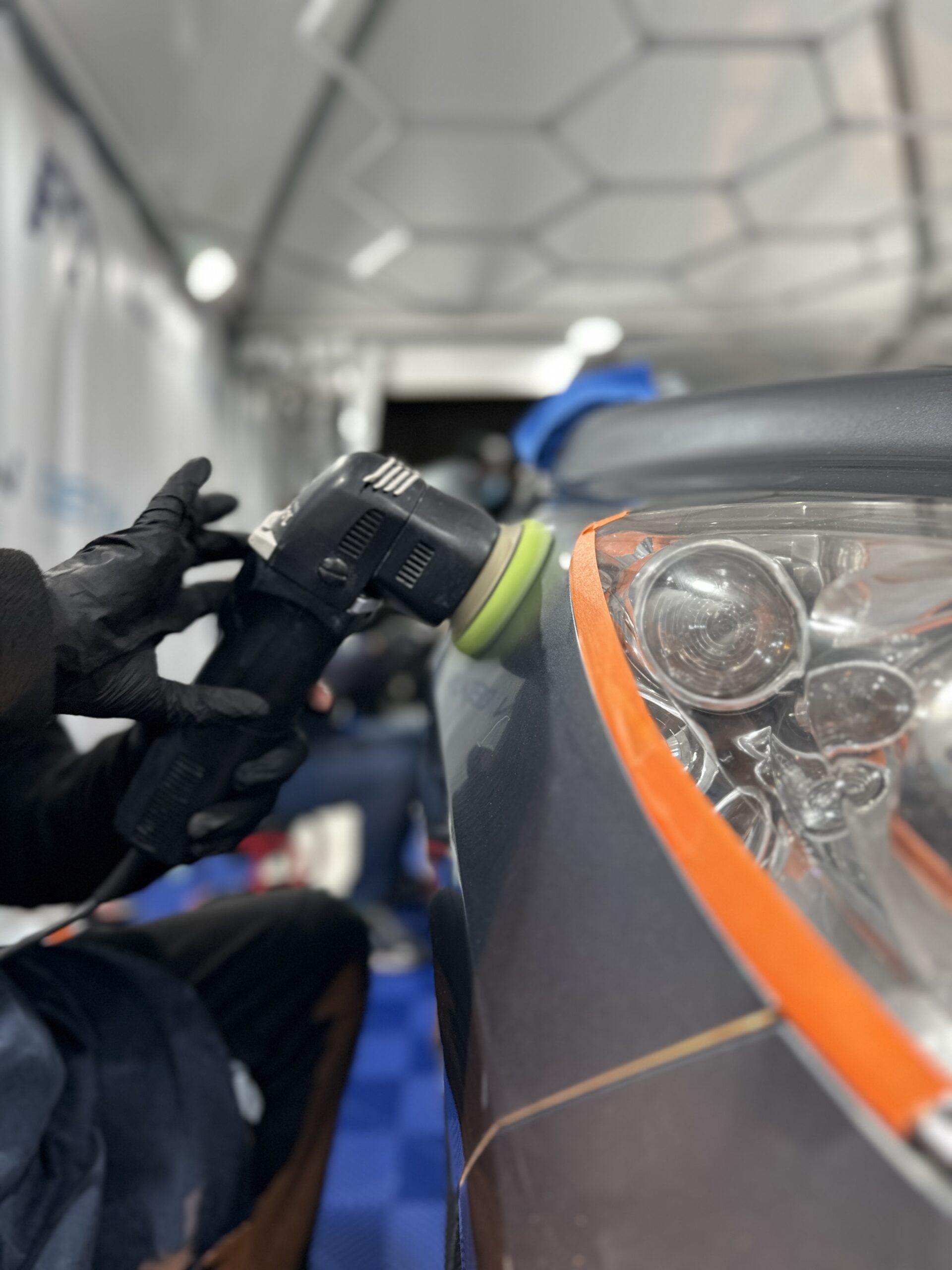 Soleil et UV : pourquoi la peinture et les plastiques ternissent, et comment les protéger