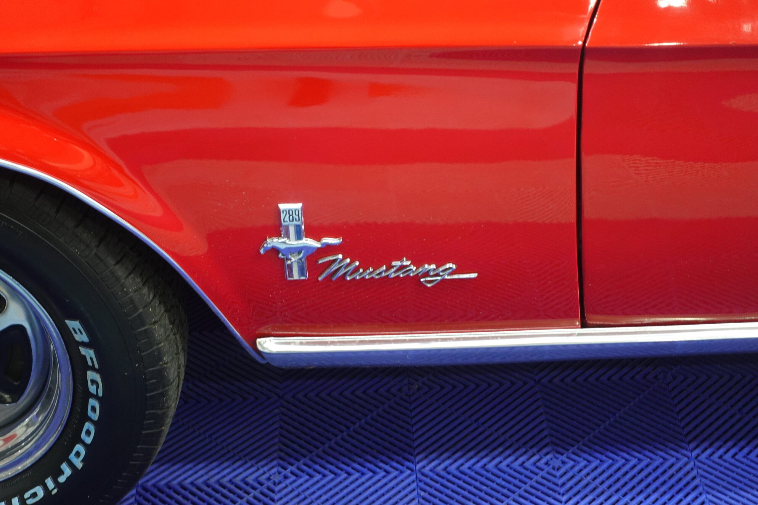 Aile d'une voiture classique rouge après préparation