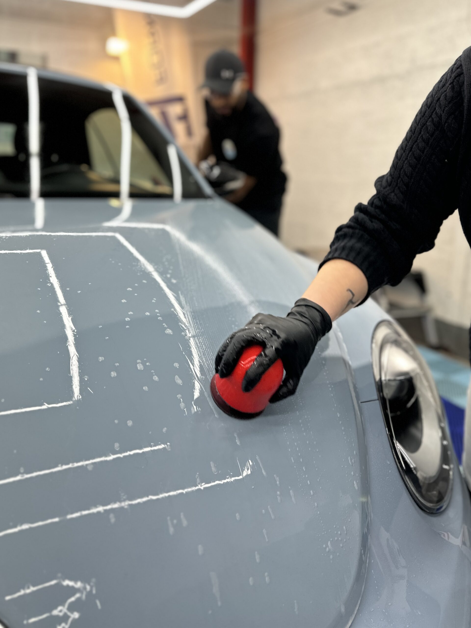 Application d'une protection sur une carrosserie